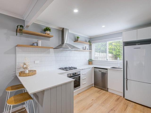 EXCEPTIONAL 2 BEDROOM TOWNHOUSE WITH STYLISH FEATURES THROUGHOUT!