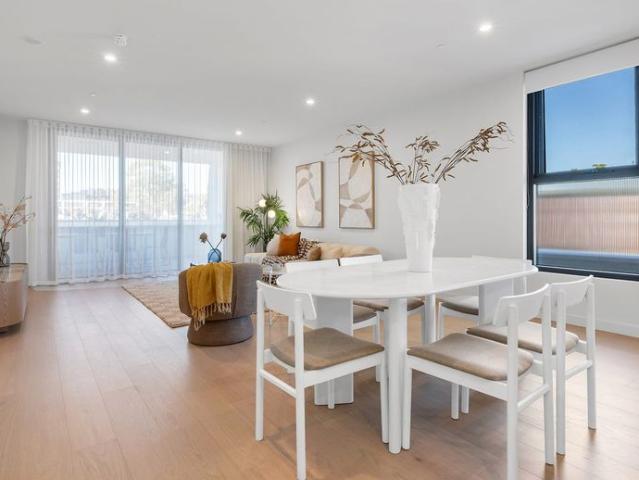 EXCEPTIONAL 3 BEDROOM APARTMENT IN THE HEART OF NORWOOD