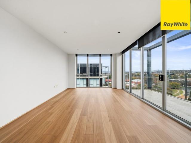 Exceptional Top Floor Apartment with Panoramic Outlook