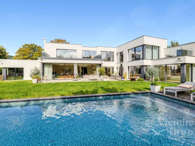 Exceptional villa of 627 m² with pool at l’Espinette Central
