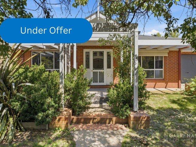EXCEPTIONAL WALDARA LIVING ON 1 ACRE WITH PREMIUM ENTERTAINING