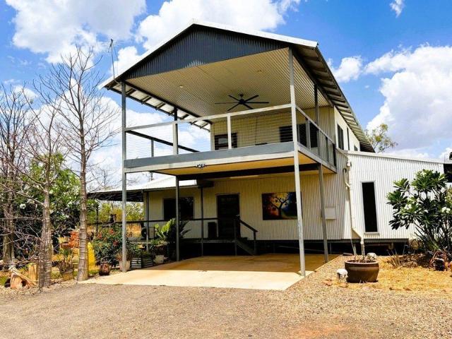 Exceptional acreage, impressive large 2 storey home, huge 320sq high bay shed