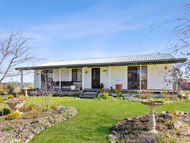EXCEPTIONAL ACREAGE, PRISTINE FAMILY LIVING & BREATHTAKING VIEWS