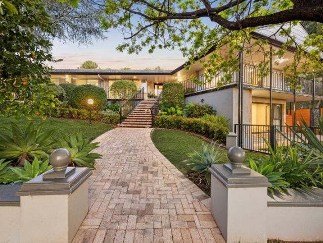 EXCEPTIONAL AND SUBSTANTIAL FAMILY HOME SITUATED ON A MAGNIFICENT 1360SQM DOUBLE BLOCK WITH A HUGE DOUBLE GARAGE, 2 CARPORTS AND GUEST APARTMENT