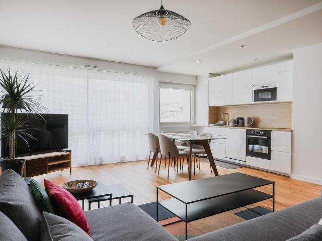 Exceptional apt 2 balconies 2BD/4P Montmartre, Paris Amsterdam Apartments for Rent