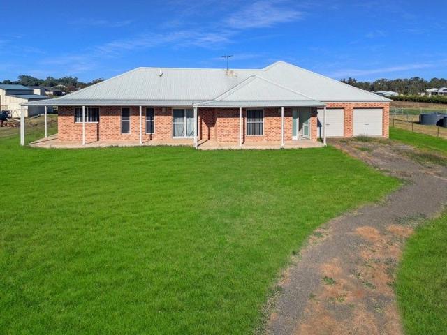 Exceptional Brick Veneer Home on Expansive Block A Narrabri Gem