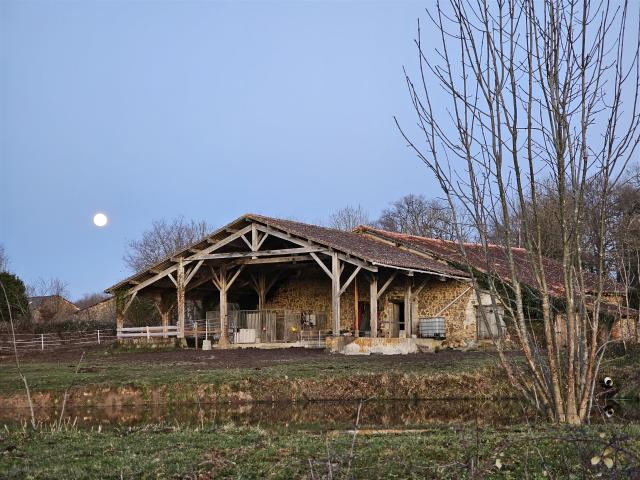 Exceptional character farmhouse with equestrian / farm facil. 200m² Brillac