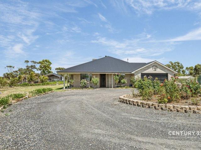 Exceptional Coastal Country Lifestyle