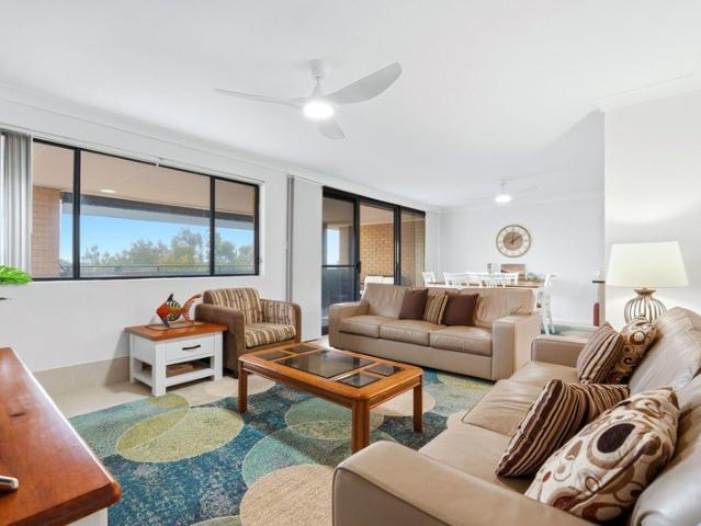 EXCEPTIONAL COASTAL LIFESTYLE SPACIOUS, STYLISH & PERFECTLY POSITIONED