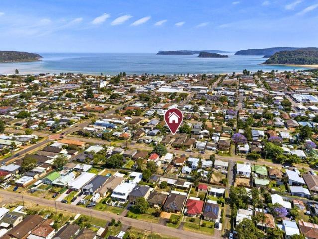 Exceptional Coastal Villa Walk to the Beach, Shops & Cafés