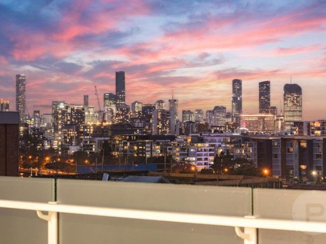 Exceptional Corner Apartment Sweeping City & River Views, Two Balconies