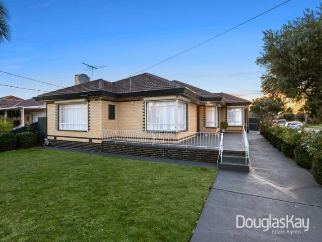 Exceptional Corner Opportunity 733m², One Owner Classic with Endless Potential