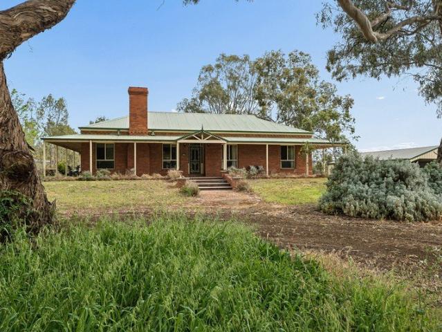 Exceptional Country Lifestyle on 20.6 Acres 8.34Ha