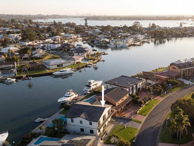Exceptional Deep Waterfront Residence in a Prestigious Inner Island Location