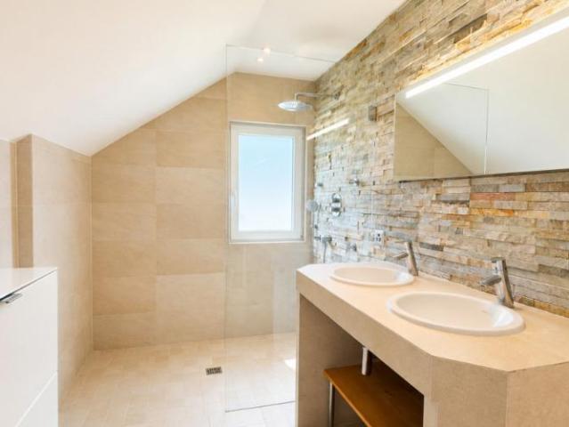 Exceptional detached villa with panoramic lake view