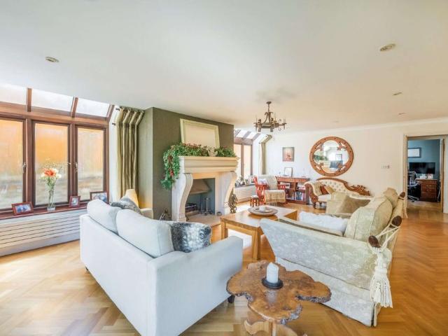 Exceptional detached family home in a prestigious Sevenoaks setting close to town and station