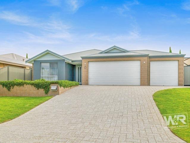 EXCEPTIONAL ESTATE LIVING CLOSE TO WATER