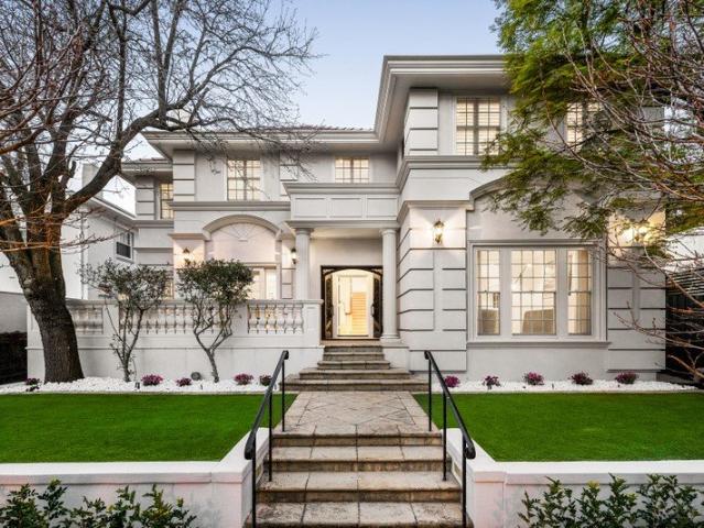 Exceptional Family Elegance In Exclusive Cul de Sac