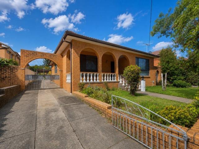 Exceptional Family Home with Granny Flat on Expansive 900sqm+ R3 Zoned Parcel