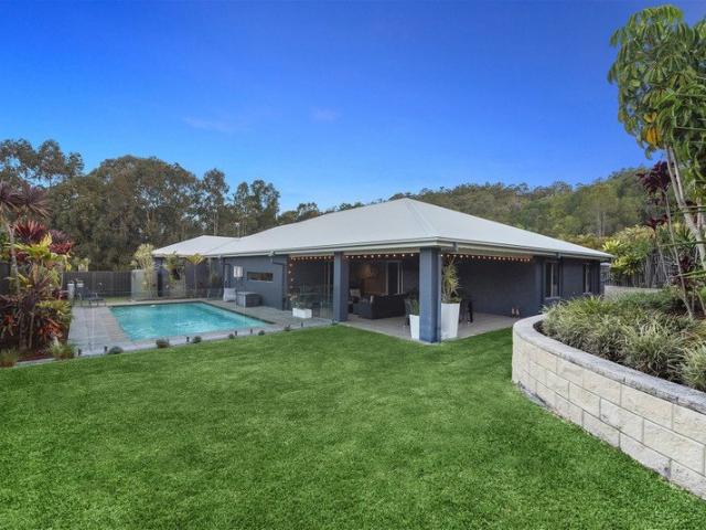 Exceptional Family Living on 1,000m² in the Heart of Reedy Creek