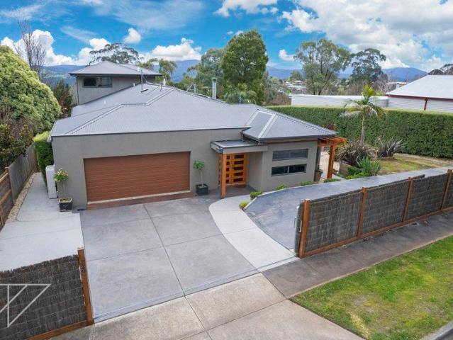 Exceptional Family Living on 3,404m² with Outstanding Views