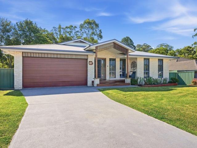 Exceptional Family Living Backing Onto Reserve