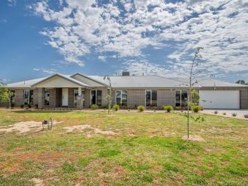 Exceptional Family Living In A Peaceful Setting
