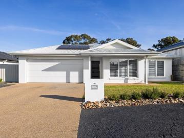 Exceptional Family Living in a Prime Lloyd Location