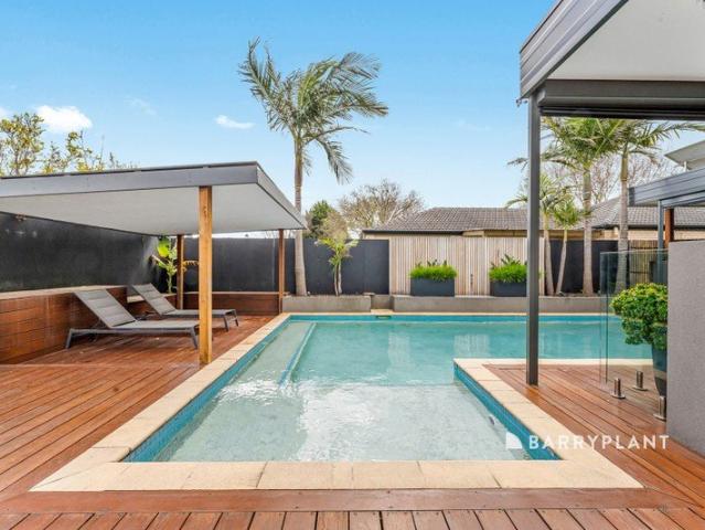 Exceptional Family Living in Beaconsfield's Best Pocket!