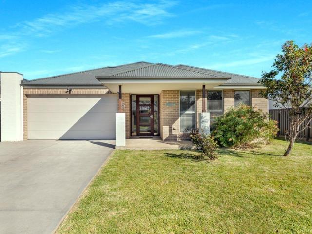 Exceptional Family Living in Exclusive Bayswood Estate
