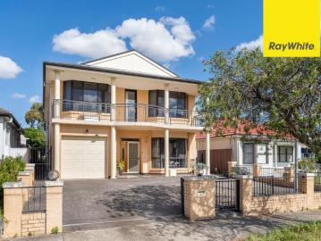EXCEPTIONAL FAMILY LIVING IN SUPERB LOCATION