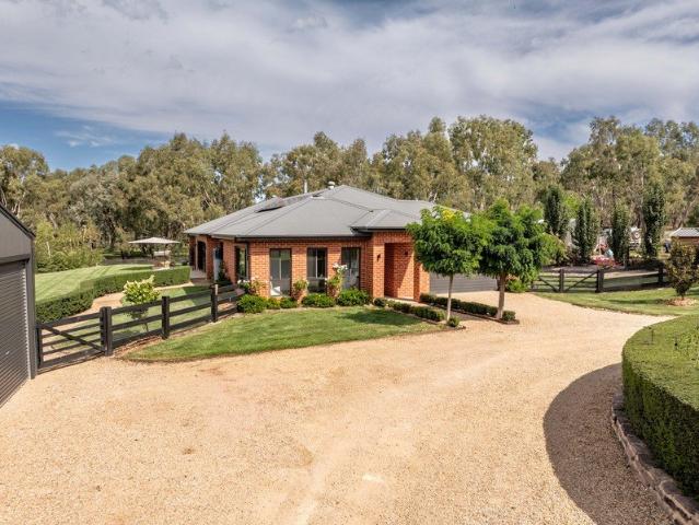 Exceptional Family Living In Sought After Stockman's Rise