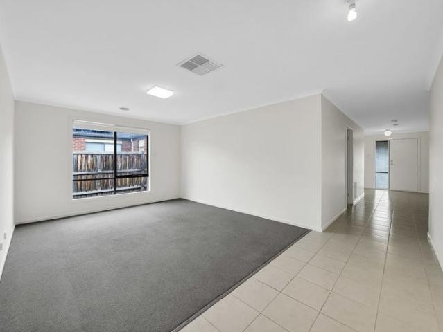 Exceptional Family Living in the Heart of Alamanda!
