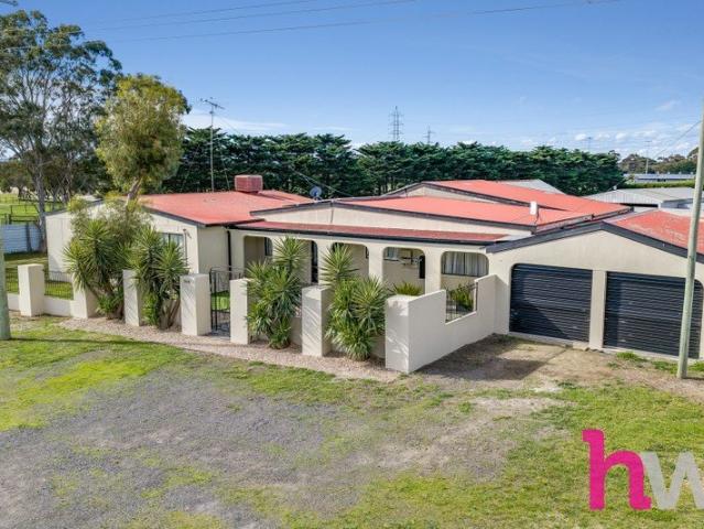 Exceptional Family Living, Rural Lifestyle & Future Potential !