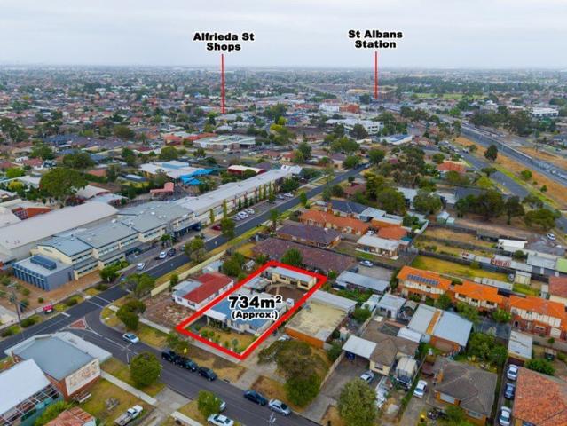 Exceptional Family Living with Self Contained Bungalow & Outstanding Development Potential