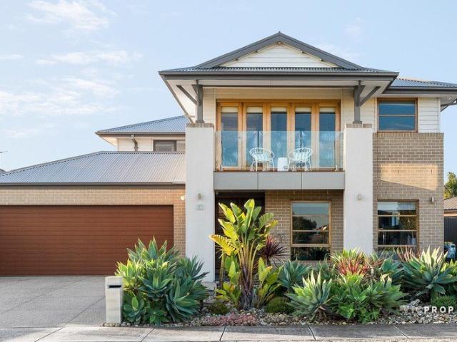 Exceptional Family Living with Space, Style & an Entertainer's Dream Backyard