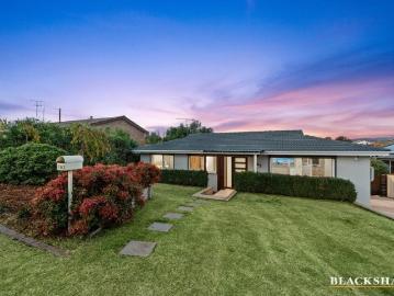 Exceptional Family Living with Space to Entertain & Unwind