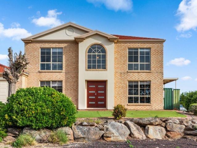 Exceptional Family Living with Space, Views & Unrivalled Convenience