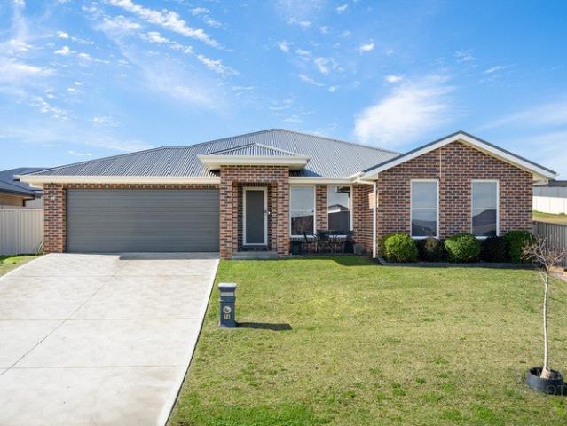 Exceptional Family Living with Panoramic Views