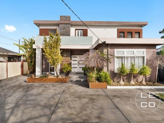 EXCEPTIONAL FAMILY LIVING WITH TWO MASTER SUITES IN CENTRAL LOCATION