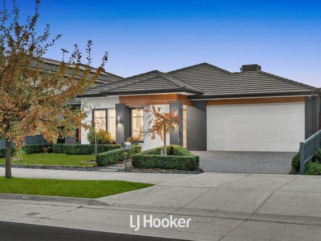 Exceptional Family Living with Year Round Entertaining in the Prestigious Alira Estate