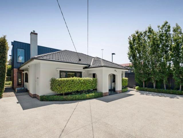 Exceptional Family Residence in a Parkside Position