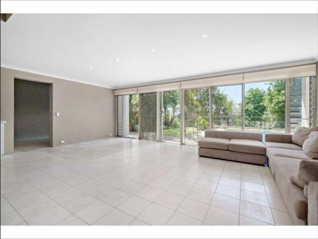 EXCEPTIONAL FAMILY RESIDENCE – POOL, HARBOUR VIEWS & WALK TO EVERYTHING LOCATION