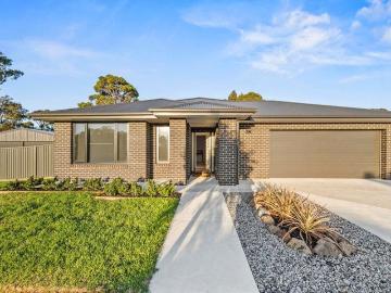 Exceptional Family Residence with Additional Shedding