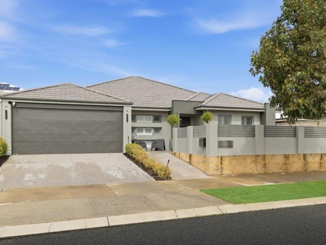 EXCEPTIONAL FAMILY RESIDENCE WITHIN A PARKLAND SETTING, WITH IMMACULATE POOLSIDE GARDENS AND EXTENSIVE INTERNAL LIVING