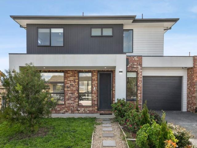 Exceptional Family Townhouse Featuring Modern Design and Everyday Comfort