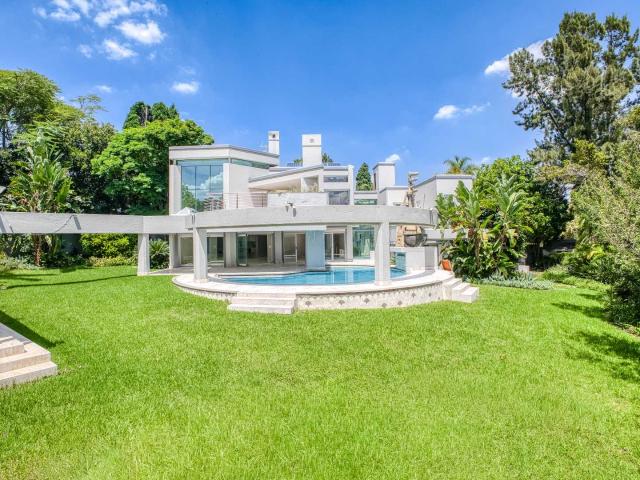 EXCEPTIONAL HOME ON A DOUBLE STAND