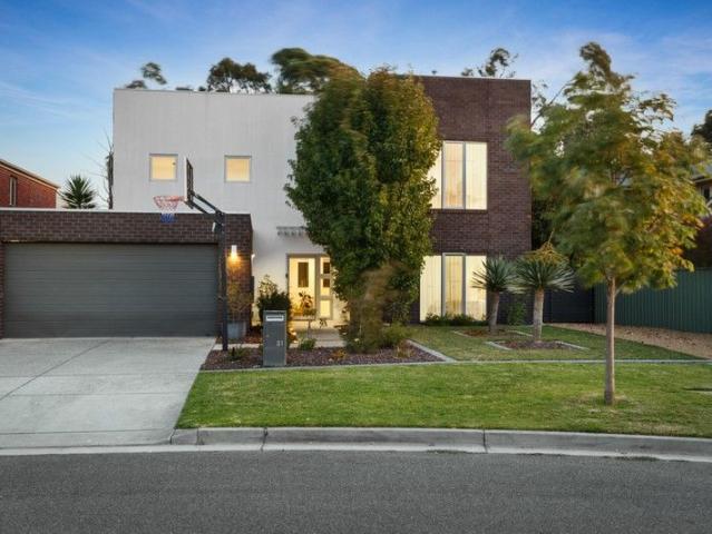 Exceptional Lake Gardens Living Overlooking the Ballarat Golf Course