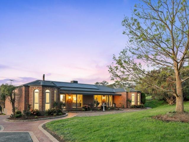 EXCEPTIONAL LIFESTYLE ESTATE ON 11.3 ACRES AT THE GATEWAY TO DANDENONG RANGES