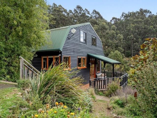 Exceptional lifestyle opportunity on 18 acres / 7.2 hectres approx